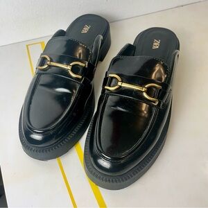 Sz. 41 Zara Black Loafers with Gold Buckle